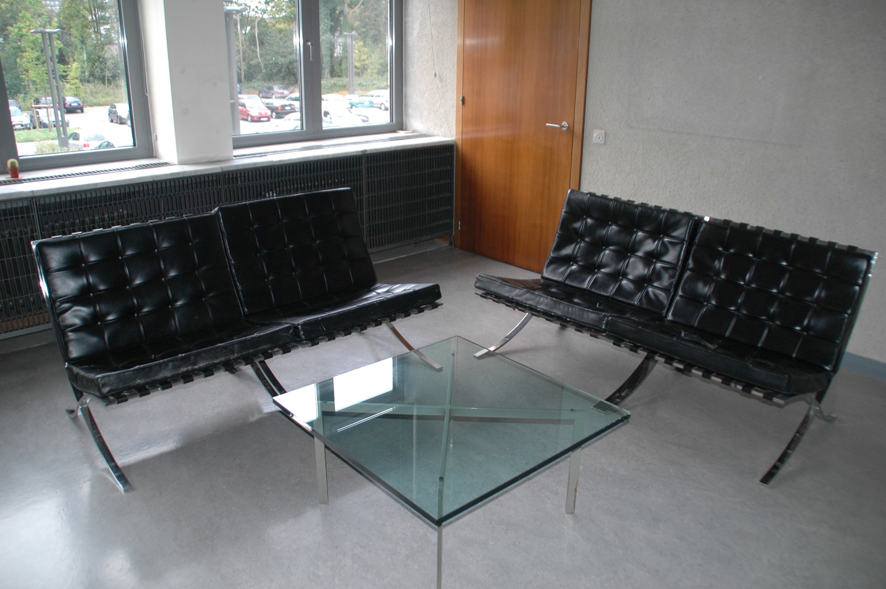 Barcelona stoelen in bureau districtsburgemeester Barcelona stoelen in bureau districtsburgemeester
